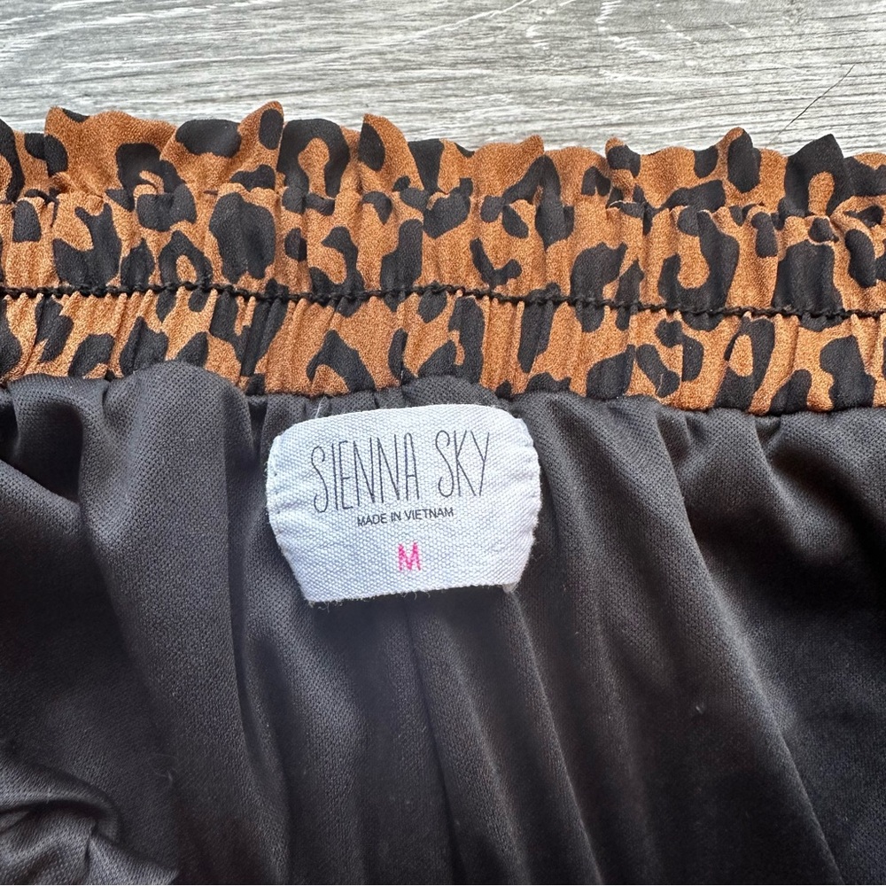 Sienna Sky Cheetah Print High-Waisted Ruffle‎ Mini skirt size Medium - Picture 4 of 9
